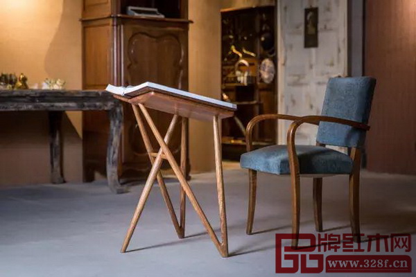 文學與紅木藝術(shù)相碰撞,產(chǎn)生不一樣的古典韻味與美 文學與紅木藝術(shù)相碰撞,產(chǎn)生不一樣的古典韻味與美