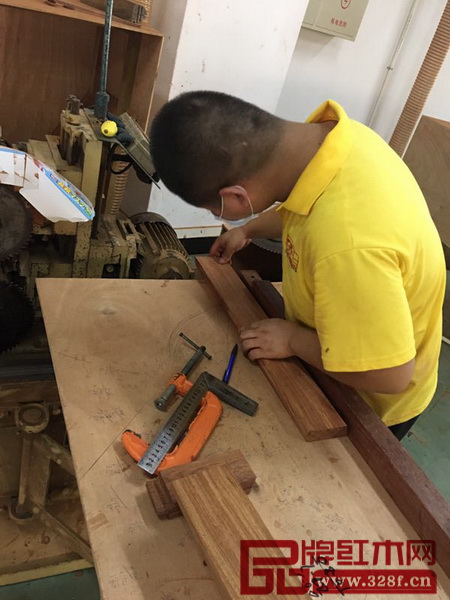 區(qū)氏臻品開料的每一個細(xì)節(jié)都要求一絲不茍、精確到位 區(qū)氏臻品開料的每一個細(xì)節(jié)都要求一絲不茍、精確到位