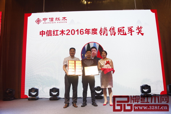 中信紅木董事長(zhǎng)李忠信(左一)及其夫人(右一)為2016年度銷售冠軍李良專(中)頒發(fā)獎(jiǎng)牌及四十萬(wàn)現(xiàn)金和十塊金鈔的獎(jiǎng)勵(lì) 中信紅木董事長(zhǎng)李忠信(左一)及其夫人(右一)為2016年度銷售冠軍李良專(中)頒發(fā)獎(jiǎng)牌及四十萬(wàn)現(xiàn)金和十塊金鈔的獎(jiǎng)勵(lì)