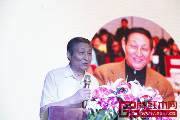 原故宮博物院文?？萍疾恐魅尾莒o樓在明清居2017全國經(jīng)銷商大會上致辭