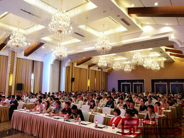 與會(huì)經(jīng)銷商們?cè)谡J(rèn)真聆聽(tīng)中信紅木董事長(zhǎng)李忠信作工作報(bào)告 與會(huì)經(jīng)銷商們?cè)谡J(rèn)真聆聽(tīng)中信紅木董事長(zhǎng)李忠信作工作報(bào)告