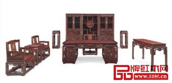 《翎檀家具書房系列》一絲不茍的雕工,富麗、莊重、霸氣十足,令人炫目 《翎檀家具書房系列》一絲不茍的雕工,富麗、莊重、霸氣十足,令人炫目