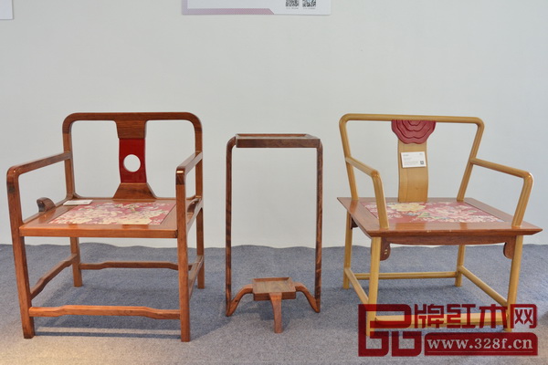 龍江職業(yè)技術(shù)學(xué)?!す彭嵭嘛L(fēng)(左)、明韻(中)、嫣紅(右) 龍江職業(yè)技術(shù)學(xué)校·古韻新風(fēng)(左)、明韻(中)、嫣紅(右)