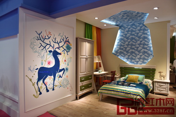 在東莞名家具展會(huì)現(xiàn)場(chǎng)各個(gè)角落隨處可見(jiàn)各種大膽的撞色搭配 在東莞名家具展會(huì)現(xiàn)場(chǎng)各個(gè)角落隨處可見(jiàn)各種大膽的撞色搭配