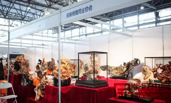展會(huì)現(xiàn)場(chǎng)精美的木雕作品 展會(huì)現(xiàn)場(chǎng)精美的木雕作品