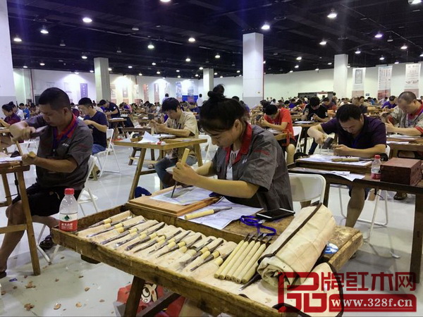 木匠自帶圖稿、緬甸花梨木板和工具在組委會統(tǒng)一提供場地、工位上緊張競技 木匠自帶圖稿、緬甸花梨木板和工具在組委會統(tǒng)一提供場地、工位上緊張競技