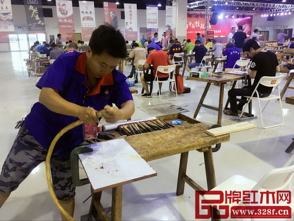 一名木匠正在參照圖紙全神貫注比賽中