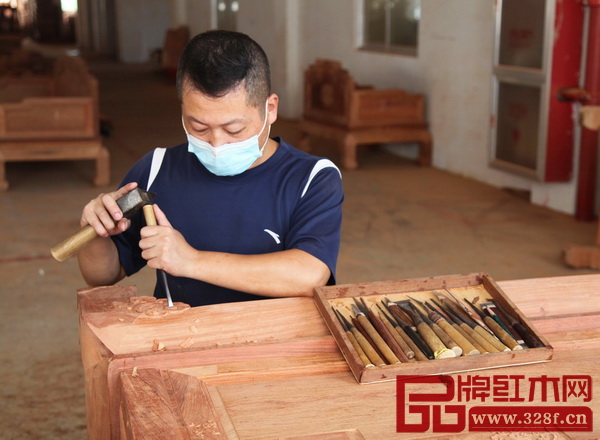 盧家藝林家具花紋手工精雕而成 盧家藝林家具花紋手工精雕而成