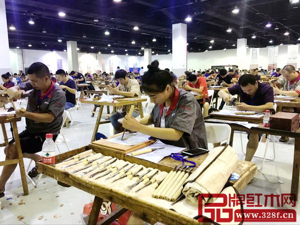 匠人聚精會(huì)神制作參賽作品 匠人聚精會(huì)神制作參賽作品