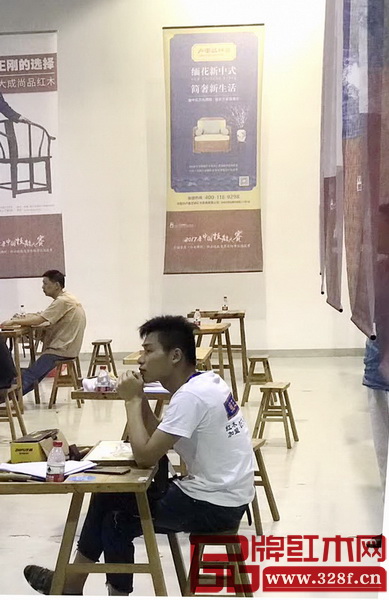 盧家藝林匠人認(rèn)真聽主辦方致辭 盧家藝林匠人認(rèn)真聽主辦方致辭