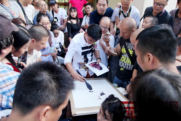 黃華兆先生進(jìn)行現(xiàn)場(chǎng)水彩人物示范活動(dòng)吸引眾多水彩愛(ài)好者參與 黃華兆先生進(jìn)行現(xiàn)場(chǎng)水彩人物示范活動(dòng)吸引眾多水彩愛(ài)好者參與