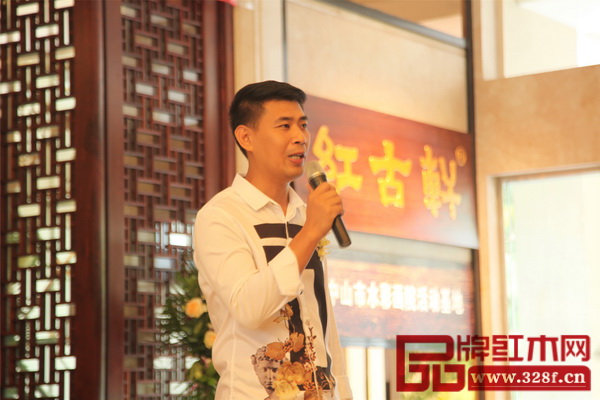 黃華兆先生在巡回展現(xiàn)場(chǎng)發(fā)表講話(huà) 黃華兆先生在巡回展現(xiàn)場(chǎng)發(fā)表講話(huà)