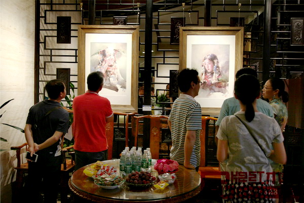 黃華兆先生的水彩藝術(shù)作品吸引眾多觀眾駐足欣賞 黃華兆先生的水彩藝術(shù)作品吸引眾多觀眾駐足欣賞