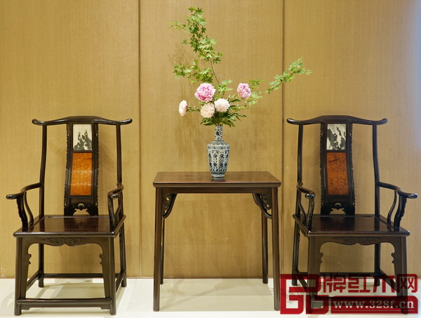 區(qū)氏臻品明清家具藝術(shù)館內(nèi)的花卉、空間布置與家具相得益彰,為參觀者帶來(lái)了美的享受 區(qū)氏臻品明清家具藝術(shù)館內(nèi)的花卉、空間布置與家具相得益彰,為參觀者帶來(lái)了美的享受