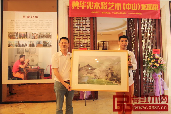 紅古軒品牌創(chuàng)始人吳赤宇(左)與黃華兆先生(右)合影 紅古軒品牌創(chuàng)始人吳赤宇(左)與黃華兆先生(右)合影