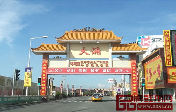 首屆中國新中式紅木家具大會舉辦地之所以選擇大涌，是因為大涌既是全國重要的紅木家具產(chǎn)業(yè)基地之一，也是新中式的發(fā)祥地（藍(lán)天供圖）