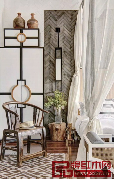 新中式之所以給人耳目一新的感受，是因?yàn)樗诩揖咴厥褂谩⒃煨妥兓?，以及家居空間設(shè)計(jì)布局上，打破了設(shè)計(jì)上的思維、形式困囿