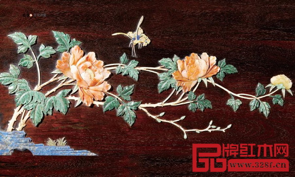 用玉石鑲嵌的花卉紋生動流暢(區(qū)氏臻品供圖) 用玉石鑲嵌的花卉紋生動流暢(區(qū)氏臻品供圖)