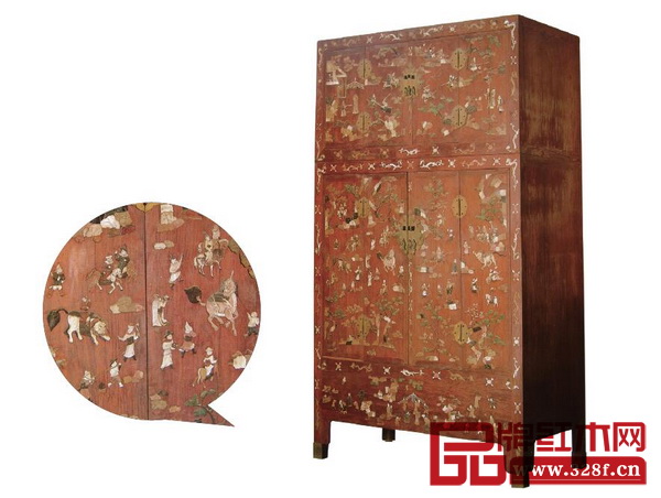 北京故宮博物院里還珍藏著大量的大器型百寶嵌家具,如這款《黃花梨百寶嵌番人進寶頂豎柜》 北京故宮博物院里還珍藏著大量的大器型百寶嵌家具,如這款《黃花梨百寶嵌番人進寶頂豎柜》