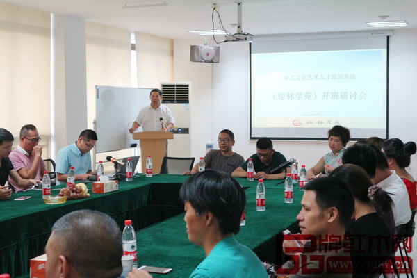 瓊林公司總經(jīng)理劉春林向與會(huì)來(lái)賓著重介紹了紅木家具行業(yè)“3523培訓(xùn)計(jì)劃”的工程概況 瓊林公司總經(jīng)理劉春林向與會(huì)來(lái)賓著重介紹了紅木家具行業(yè)“3523培訓(xùn)計(jì)劃”的工程概況