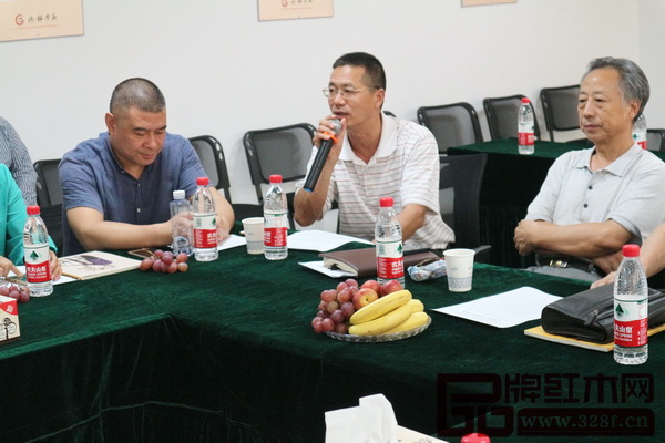 浙江省東陽(yáng)市白云商貿(mào)園區(qū)市場(chǎng)發(fā)展局局長(zhǎng)孫曉明出席研討會(huì)并發(fā)表了講話 浙江省東陽(yáng)市白云商貿(mào)園區(qū)市場(chǎng)發(fā)展局局長(zhǎng)孫曉明出席研討會(huì)并發(fā)表了講話