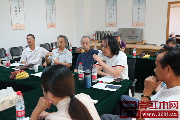 張玉海大師在研討會(huì)上發(fā)言 張玉海大師在研討會(huì)上發(fā)言