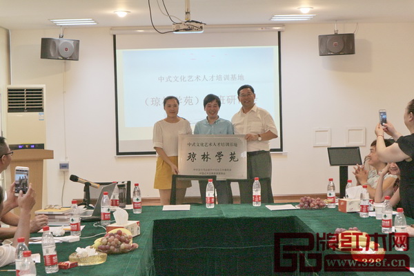 中式文化藝術(shù)人才培訓(xùn)基地(東陽(yáng)瓊林學(xué)苑)正式落戶瓊林公司 中式文化藝術(shù)人才培訓(xùn)基地(東陽(yáng)瓊林學(xué)苑)正式落戶瓊林公司