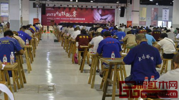 參賽選手正在認(rèn)真進(jìn)行筆試答題 參賽選手正在認(rèn)真進(jìn)行筆試答題