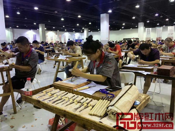 參賽選手正在認(rèn)真進(jìn)行技能競(jìng)賽