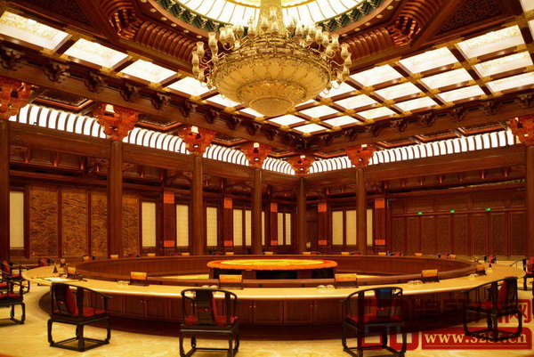 2014年北京APEC峰會(huì)現(xiàn)場(chǎng),皇宮圈椅的穩(wěn)重與大方完美地向各國(guó)領(lǐng)導(dǎo)人展現(xiàn)了中國(guó)的大國(guó)氣質(zhì)與風(fēng)范 2014年北京APEC峰會(huì)現(xiàn)場(chǎng),皇宮圈椅的穩(wěn)重與大方完美地向各國(guó)領(lǐng)導(dǎo)人展現(xiàn)了中國(guó)的大國(guó)氣質(zhì)與風(fēng)范