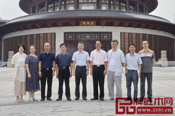 廣東省科學(xué)技術(shù)協(xié)會(huì)調(diào)研小組在紅博城北廣場合影留念 廣東省科學(xué)技術(shù)協(xié)會(huì)調(diào)研小組在紅博城北廣場合影留念