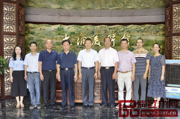 廣東省科學(xué)技術(shù)協(xié)會(huì)調(diào)研小組在大涌美術(shù)館合影留念 廣東省科學(xué)技術(shù)協(xié)會(huì)調(diào)研小組在大涌美術(shù)館合影留念