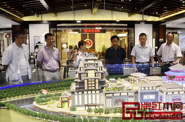 廣東省科協(xié)黨組副書記唐毅(右二),中山市科協(xié)副主席沈小龍(右三),中山市科協(xié)調(diào)研員蔡澤強(qiáng)(右一),中山市紅木古典家具學(xué)會(huì)理事長蕭社和(左二)在紅博城副總經(jīng)理林志洪(左一)陪同下參觀紅博城沙盤 廣東省科協(xié)黨組副書記唐毅(右二),中山市科協(xié)副主席沈小龍(右三),中山市科協(xié)調(diào)研員蔡澤強(qiáng)(右一),中山市紅木古典家具學(xué)會(huì)理事長蕭社和(左二)在紅博城副總經(jīng)理林志洪(左一)陪同下參觀紅博城沙盤