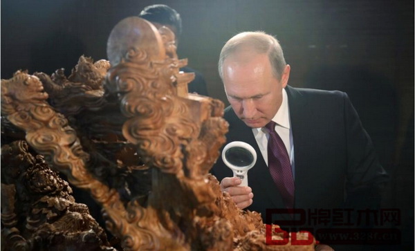 普京總統(tǒng)拿起放大鏡仔細端詳莆田木雕 普京總統(tǒng)拿起放大鏡仔細端詳莆田木雕