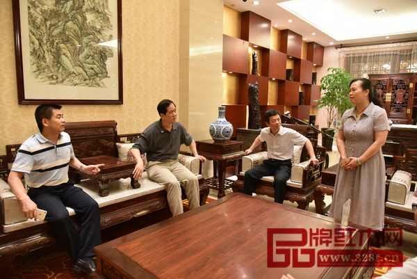 國家工商總局市場司副司長劉宏偉（左二）、廣東省工商局副局長江效東（右二）、中山市大涌鎮(zhèn)鎮(zhèn)長賀修虎（左一）聽取東成紅木總經(jīng)理林霞匯報(bào)工作