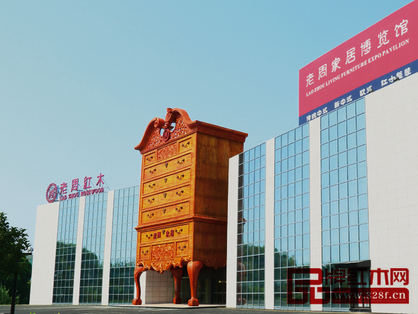 老周家居博覽館以中國傳統(tǒng)的斗柜造型為設(shè)計(jì)主題，彰顯老周家居的個(gè)性魅力