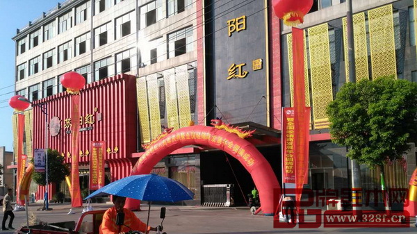 蘇陽紅展廳門口張燈結(jié)彩 蘇陽紅展廳門口張燈結(jié)彩