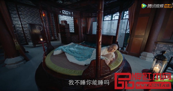 雅典紅木為劇中提供的圓床，全套家具為大紅酸枝所制