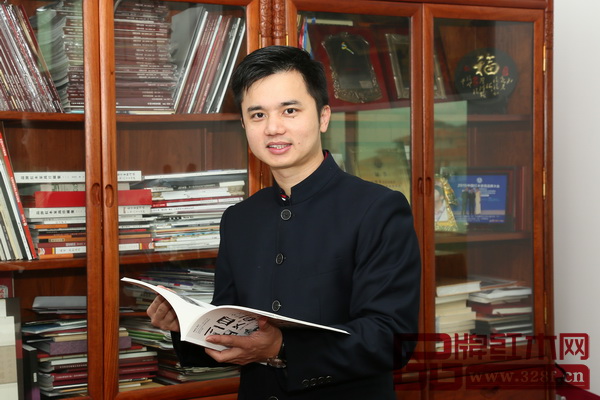 全聯(lián)藝術(shù)紅木家具專業(yè)委員會(huì)執(zhí)行會(huì)長(zhǎng)、弘木傳媒CEO林偉華 全聯(lián)藝術(shù)紅木家具專業(yè)委員會(huì)執(zhí)行會(huì)長(zhǎng)、弘木傳媒CEO林偉華