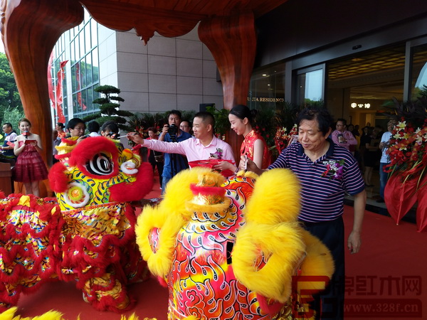 開業(yè)典禮上,全聯(lián)藝術(shù)紅木家具專業(yè)委員會(huì)會(huì)長宋建文(右)與老周家居董事長周仲堅(jiān)(左)共同為醒獅點(diǎn)睛 開業(yè)典禮上,全聯(lián)藝術(shù)紅木家具專業(yè)委員會(huì)會(huì)長宋建文(右)與老周家居董事長周仲堅(jiān)(左)共同為醒獅點(diǎn)睛