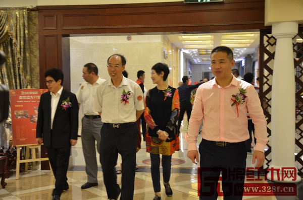 與會(huì)嘉賓共同參觀老周家居博覽館 與會(huì)嘉賓共同參觀老周家居博覽館