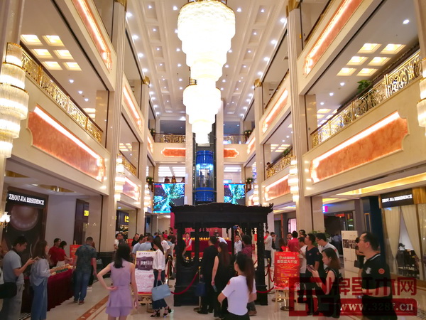 開業(yè)當(dāng)天老周家居博覽館內(nèi)人山人海,開單不斷 開業(yè)當(dāng)天老周家居博覽館內(nèi)人山人海,開單不斷