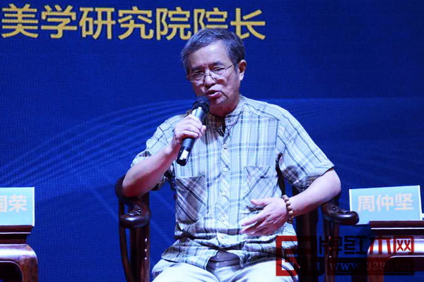 中國高級工藝美術師韓國榮說,家具設計需要與室內(nèi)空間擺設,甚至整體建筑形成和諧融合的關系,這就是整體家居的大方向 中國高級工藝美術師韓國榮說,家具設計需要與室內(nèi)空間擺設,甚至整體建筑形成和諧融合的關系,這就是整體家居的大方向