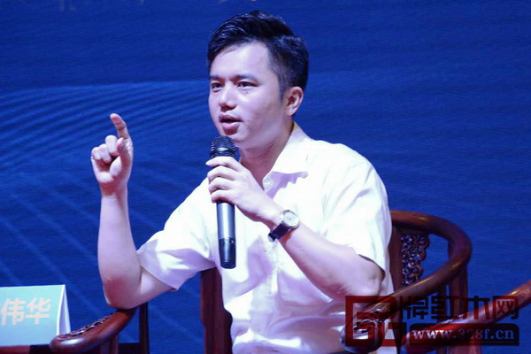 全聯(lián)藝術紅木家具專業(yè)委員會執(zhí)行會長林偉華表示,發(fā)展紅木整體家居要研究消費者選擇各類風格的原因,使產(chǎn)品來符合各年齡階層消費者的需求 全聯(lián)藝術紅木家具專業(yè)委員會執(zhí)行會長林偉華表示,發(fā)展紅木整體家居要研究消費者選擇各類風格的原因,使產(chǎn)品來符合各年齡階層消費者的需求