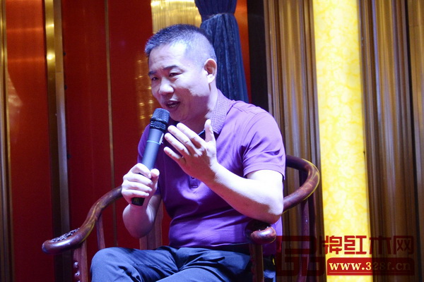 老周家居董事長周仲堅認為,紅木整體家居的優(yōu)勢是在滿足了個性的同時,也回歸了傳統(tǒng)文化 老周家居董事長周仲堅認為,紅木整體家居的優(yōu)勢是在滿足了個性的同時,也回歸了傳統(tǒng)文化