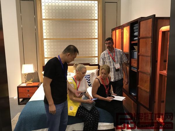 大成尚品吸引了諸多外國友人的駐足觀看 大成尚品吸引了諸多外國友人的駐足觀看