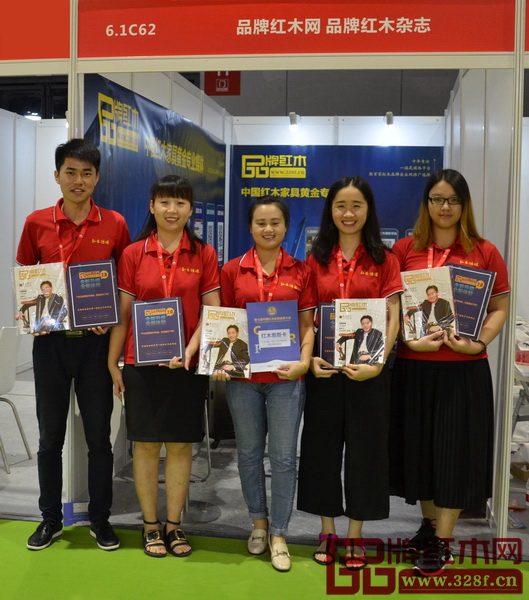 《品牌紅木》帶來了全新一期的雜志,同時也提前為“年度大戲”第八屆中國紅木家具品牌大會預熱 《品牌紅木》帶來了全新一期的雜志,同時也提前為“年度大戲”第八屆中國紅木家具品牌大會預熱