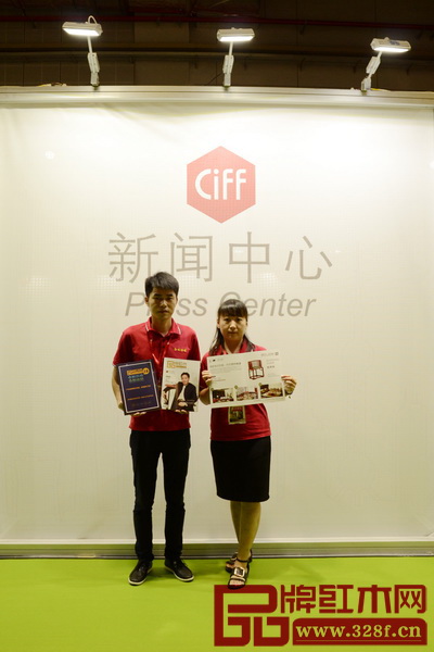 《品牌紅木》帶來了全新一期的雜志,同時也提前為“年度大戲”第八屆中國紅木家具品牌大會預熱 《品牌紅木》帶來了全新一期的雜志,同時也提前為“年度大戲”第八屆中國紅木家具品牌大會預熱