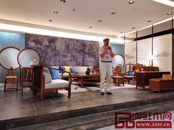 全聯(lián)藝術(shù)紅木家具專業(yè)委員會專家顧問、教育部《家具設(shè)計與制造》專業(yè)帶頭人彭亮出席青木堂“寬宜”系列新品發(fā)布會 全聯(lián)藝術(shù)紅木家具專業(yè)委員會專家顧問、教育部《家具設(shè)計與制造》專業(yè)帶頭人彭亮出席青木堂“寬宜”系列新品發(fā)布會