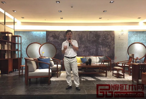 全國工商聯(lián)藝術(shù)紅木家具專業(yè)委員會執(zhí)行會長、弘木傳媒CEO林偉華出席青木堂“寬宜”系列新品發(fā)布會 全國工商聯(lián)藝術(shù)紅木家具專業(yè)委員會執(zhí)行會長、弘木傳媒CEO林偉華出席青木堂“寬宜”系列新品發(fā)布會